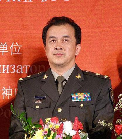 相声演员黄宏现在干啥,从相声舞台到新领域，探索人生新篇章